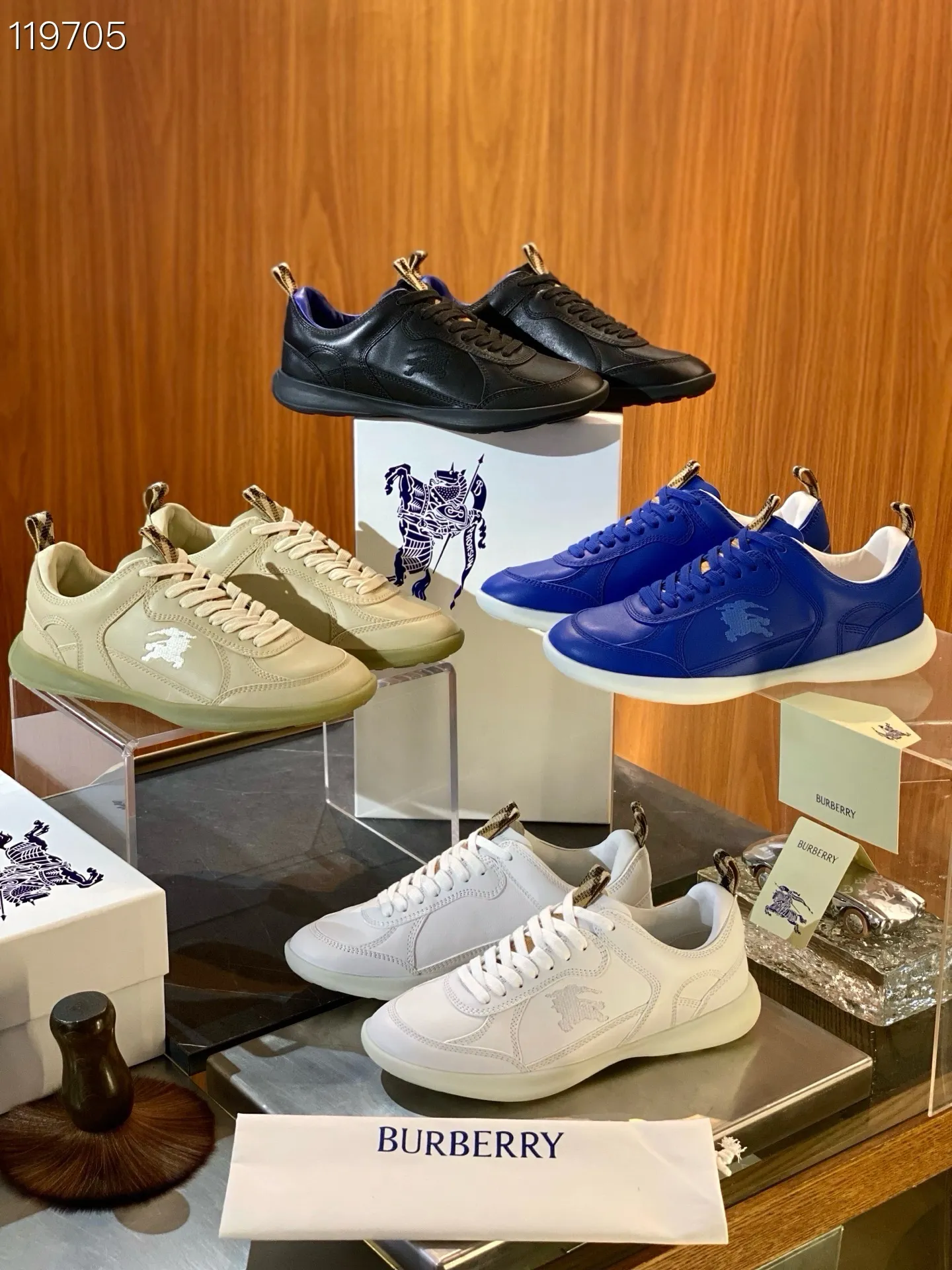 Men's Men's Shoes 💰440 [New Style] 🐝🐝Burberry - Burberr SU25 new MATRIX retro sneakers ♞size; 38-44 (45 customized) calfskin The main style of the summer fashion show, retro and casual, light and comfortable. Burberry made its debut at the brand's 2025 summer fashion show. Made of refined Italian leather with tonal topstitching details, it's inspired by sporty design. Paired with lightweight soles and Burberry check sneakers, they are embellished with embroidery of the brand's Equestrian Knight logo (EKD). - Lace-up design - EKD embroidery on the side - EKD embroidery on the sole